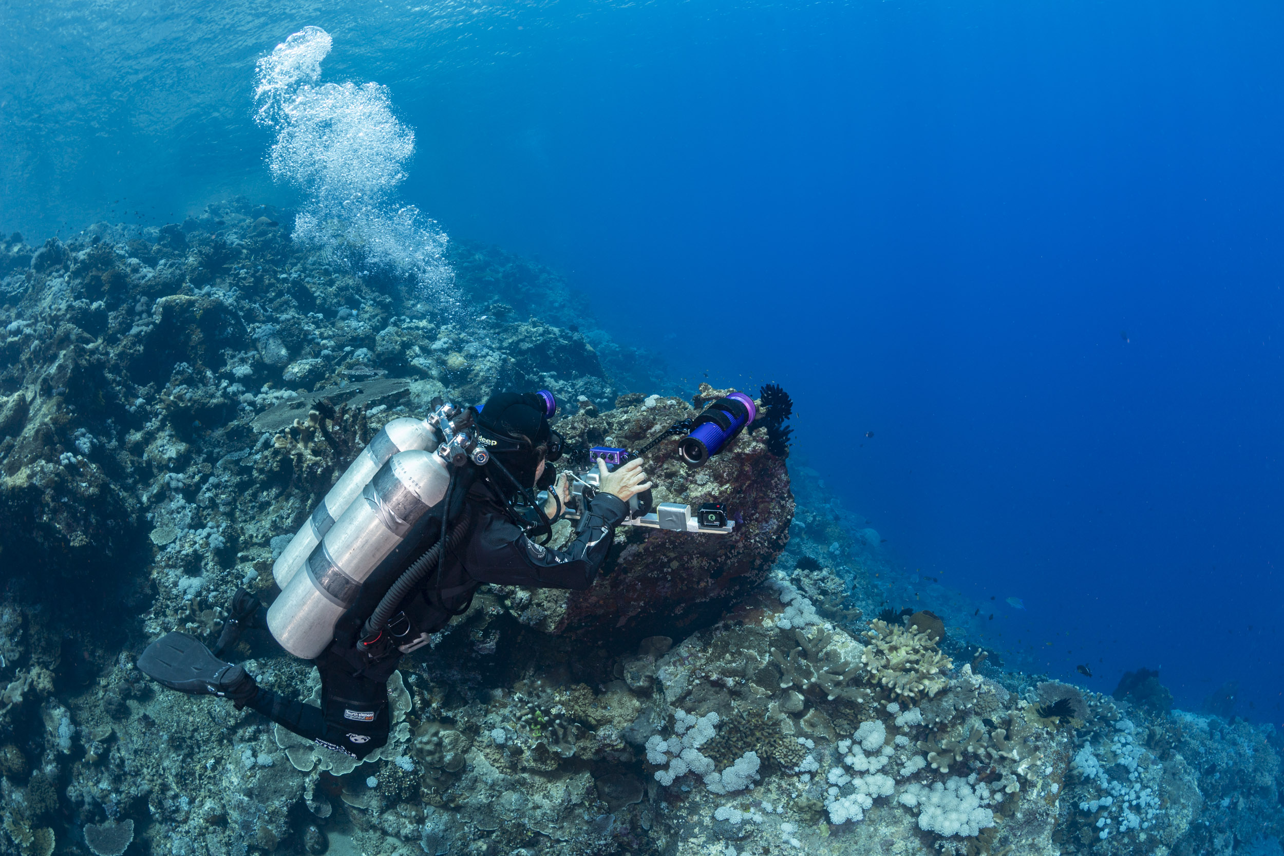 A diver using a stereo video camera with Keldan lights.